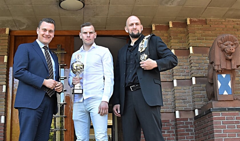 Wethouder Adger van Helden met Floris Hoek en Cem Senol. (v.l.nr.).
