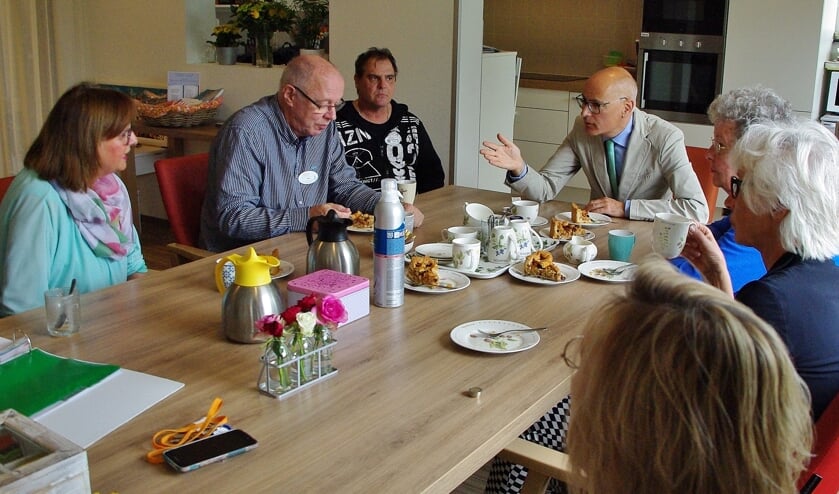 Burgemeester Emile Jaensch in gesprek met de vrijwilligers van het hospice.