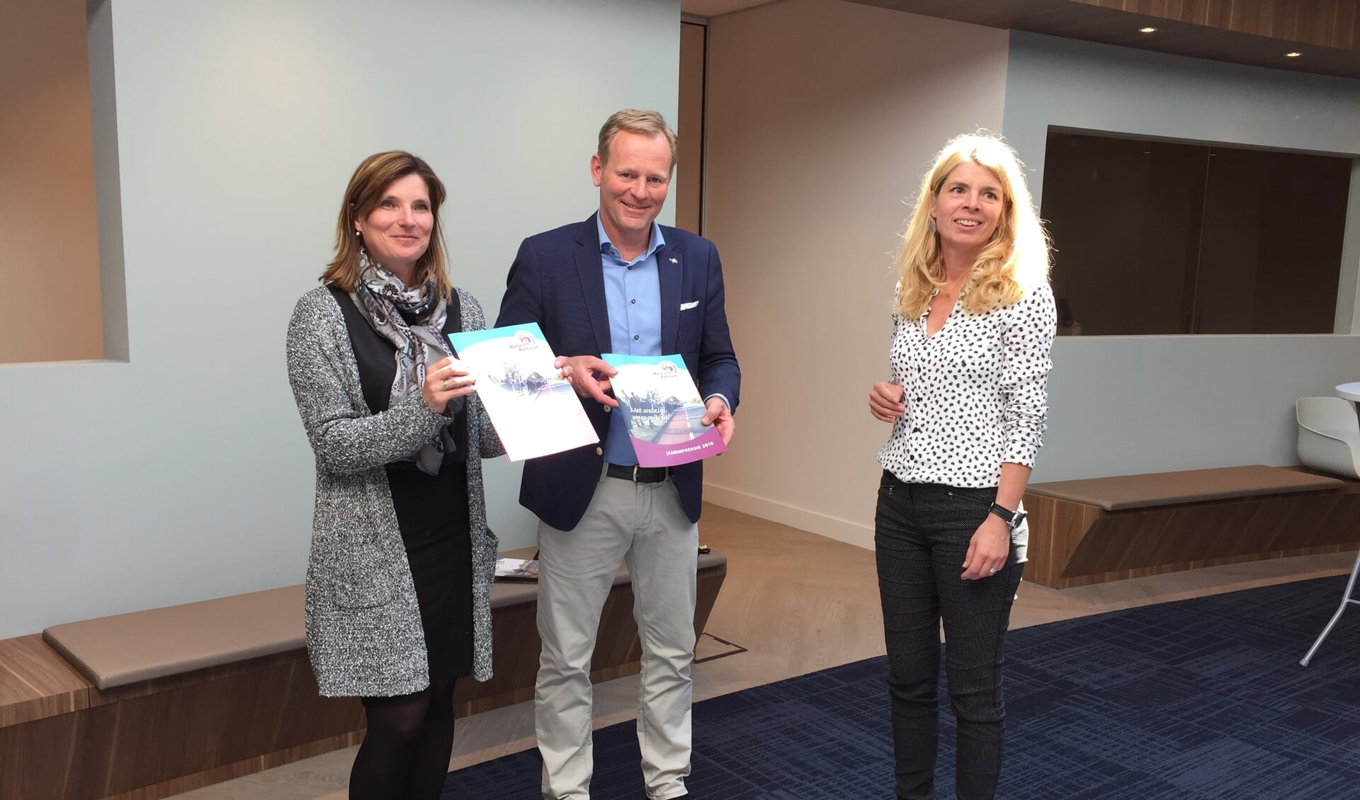 Wethouders Jolanda Langeveld en Fred van Trigt ontvingen de jaarimpressie van Gesmar Pruijs (rechts). | Foto: EA