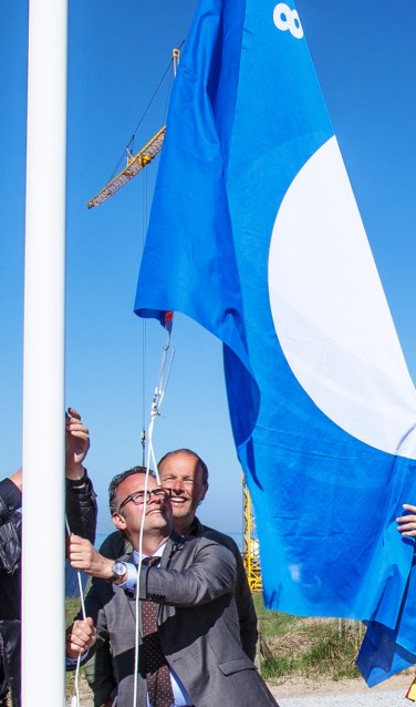 Vorig jaar werd de Blauwe Vlag nog met trots gehesen door wethouder Jacco Knape. Dit jaar moet Katwijk weer zonder doen. | Foto: archief
