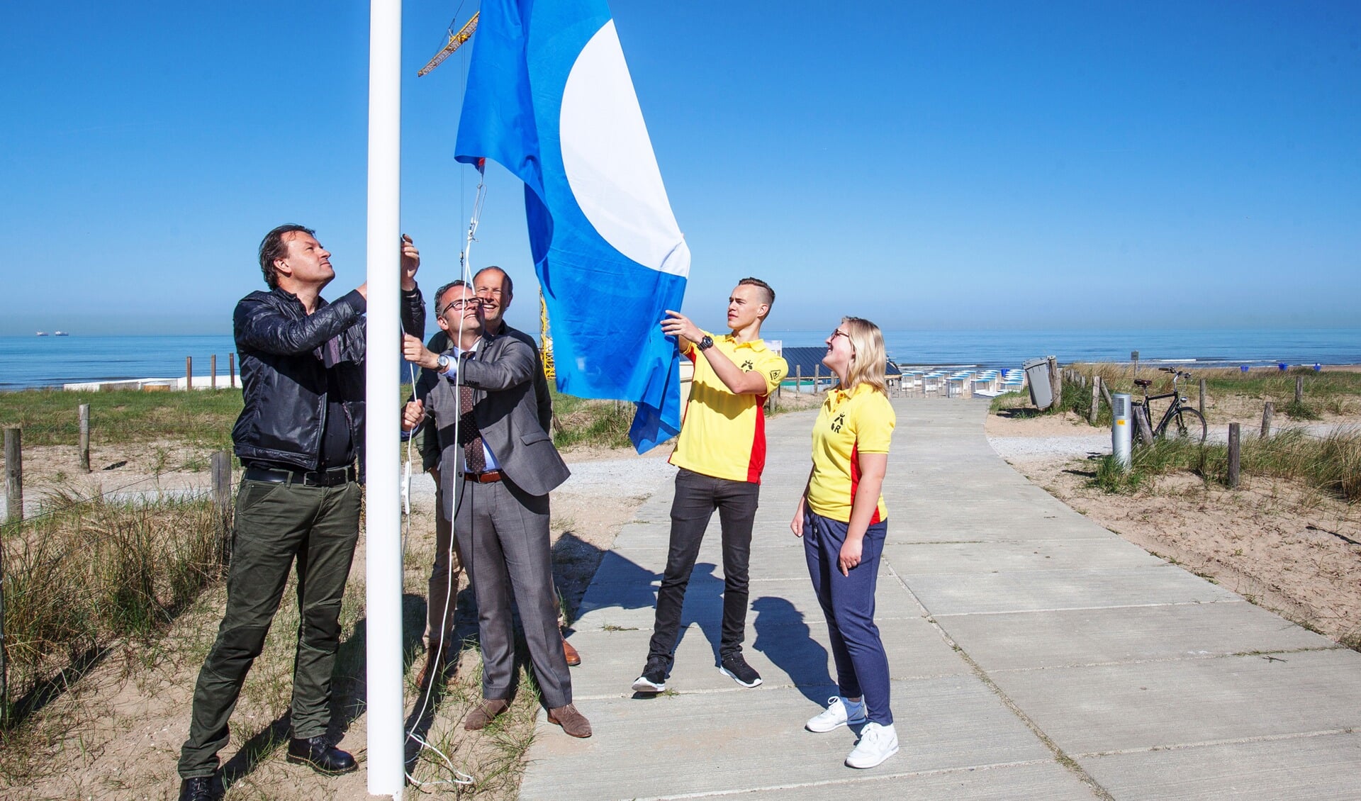 Vorig jaar werd de Blauwe Vlag nog met trots gehesen door wethouder Jacco Knape. Dit jaar moet Katwijk weer zonder doen. | Foto: archief 