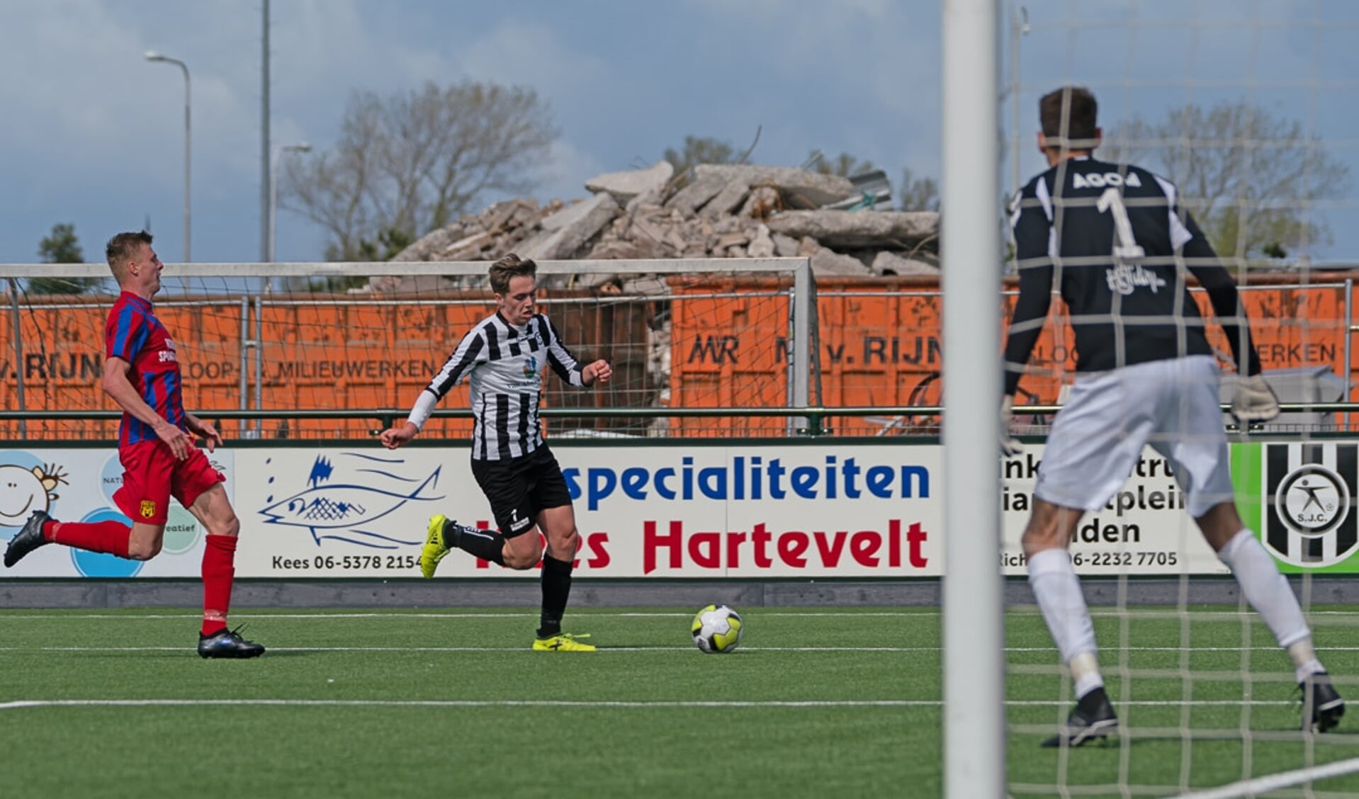 Aankomend talent Aaron Koeman mocht in de slotfase zijn debuut in de hoofdmacht maken. | Foto: Johanna Wever