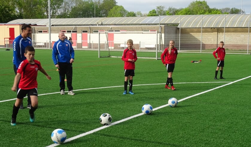 Trainers Henk de Cler en Amor El Yaakoubi tijdens een training schietoefeningen van DoCoS JO13-2007-1.