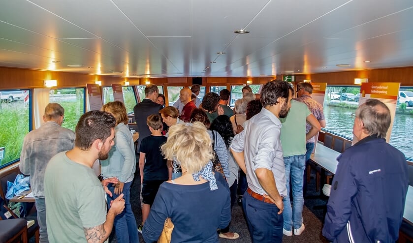 De informatieavond over het werk aan de Stierenbrug was in stijl georganiseerd op een boot die lag afgemeerd in de Oude Rijn, zo'n honderd meter voor de burg.