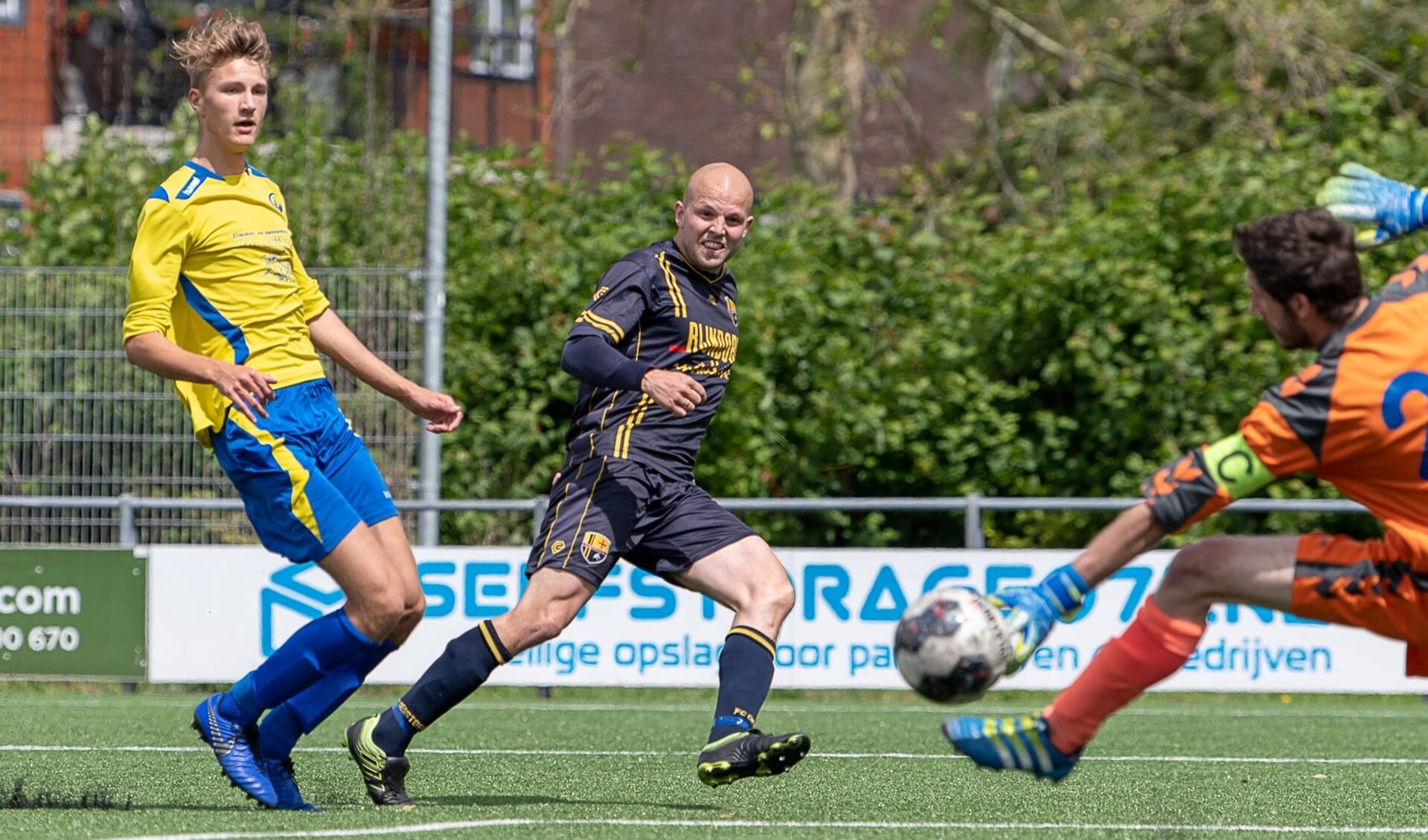 Lars van Bommel scoort, vlak voor rust, de belangrijke 2-1. | Foto lichtenbeldfoto.nl