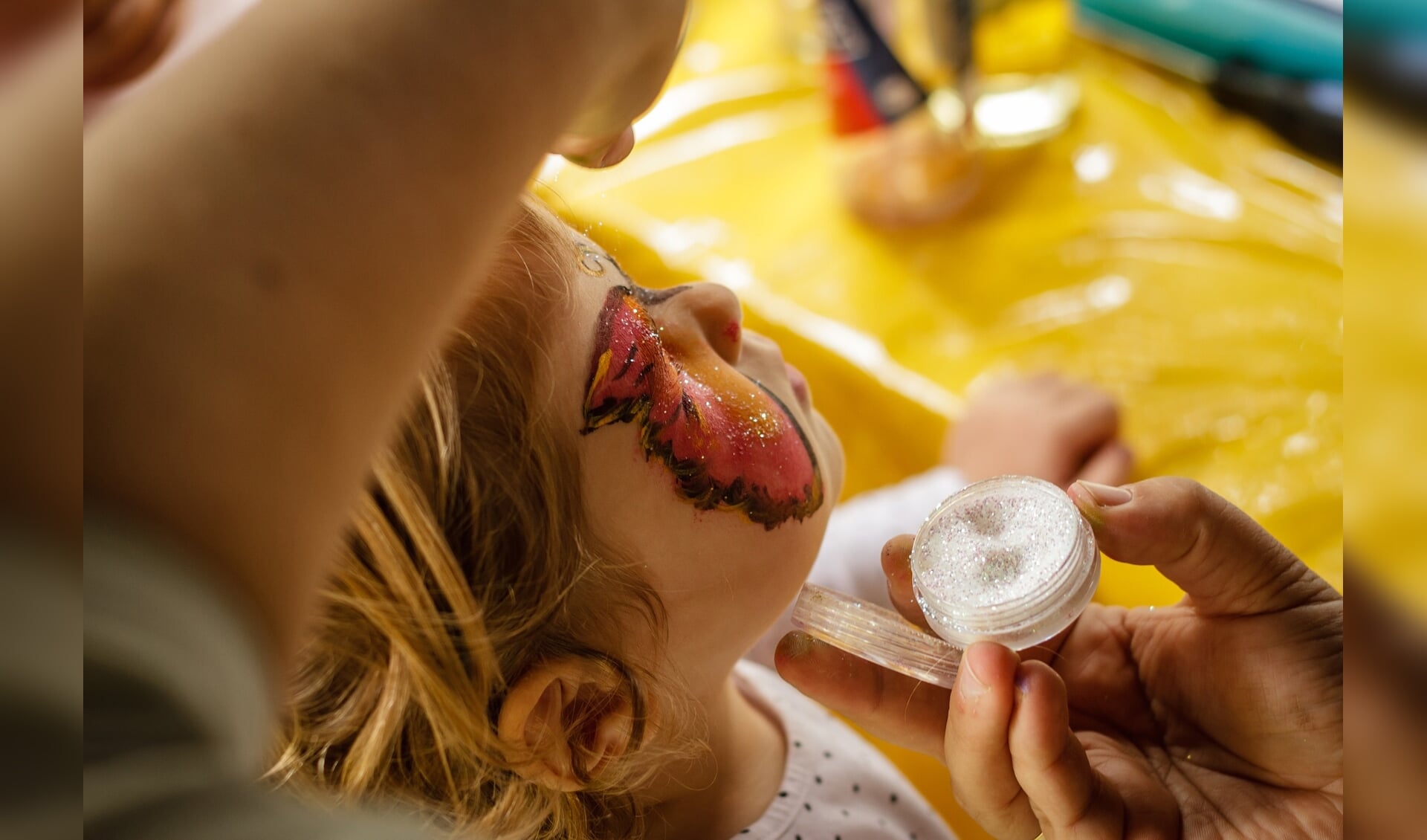 Laat je schminken of neem een mooie glittertattoo. Het kan op het kinderfestival in Noordwijk.