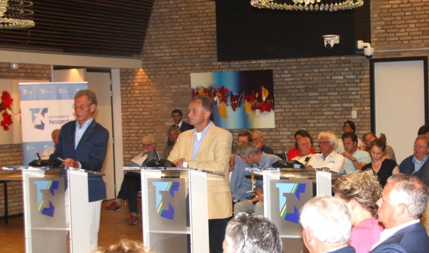 De CDA-raadsleden Beugelsdijk en van Haaster achter de interruptiemicrofoon bij de discussie over GOM-woningen.