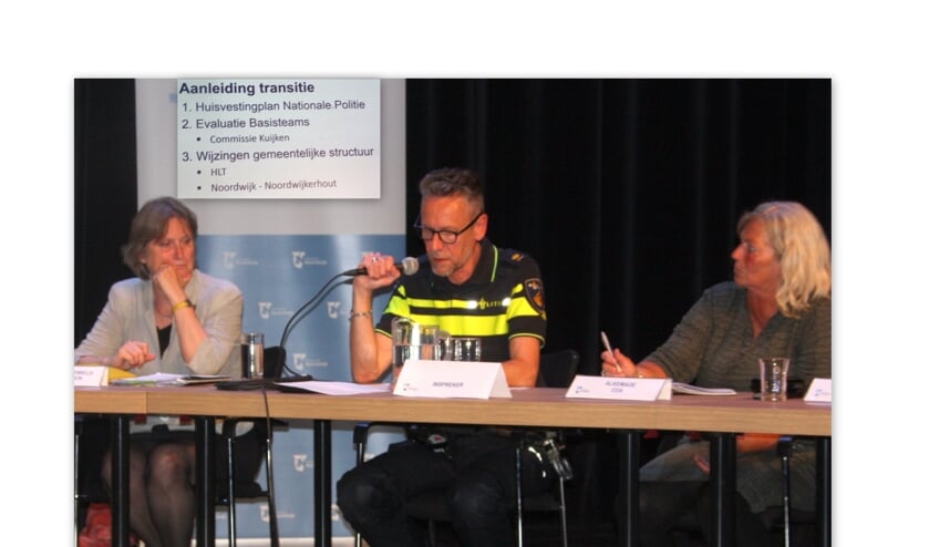 Politiechef Arthur van Baaren maakte duidelijk dat de reorganisatie en het sluiten van bureau Noordwijk zorgt voor meer agenten op straat. | Foto: WS