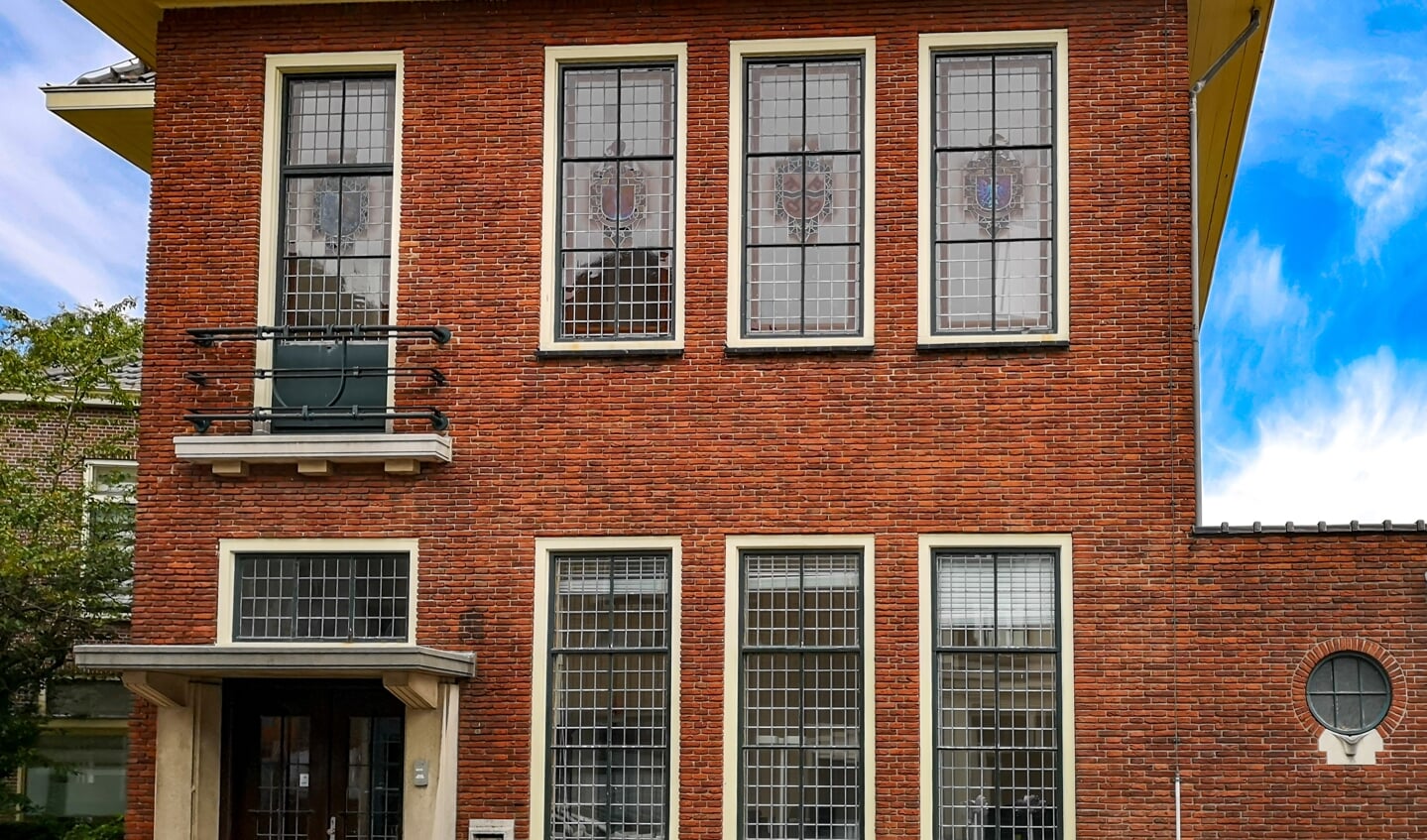 Het voormalige gemeentehuis aan de Hoofdstraat 1-3 met op de eerste verdieping de oude raadzaal. 