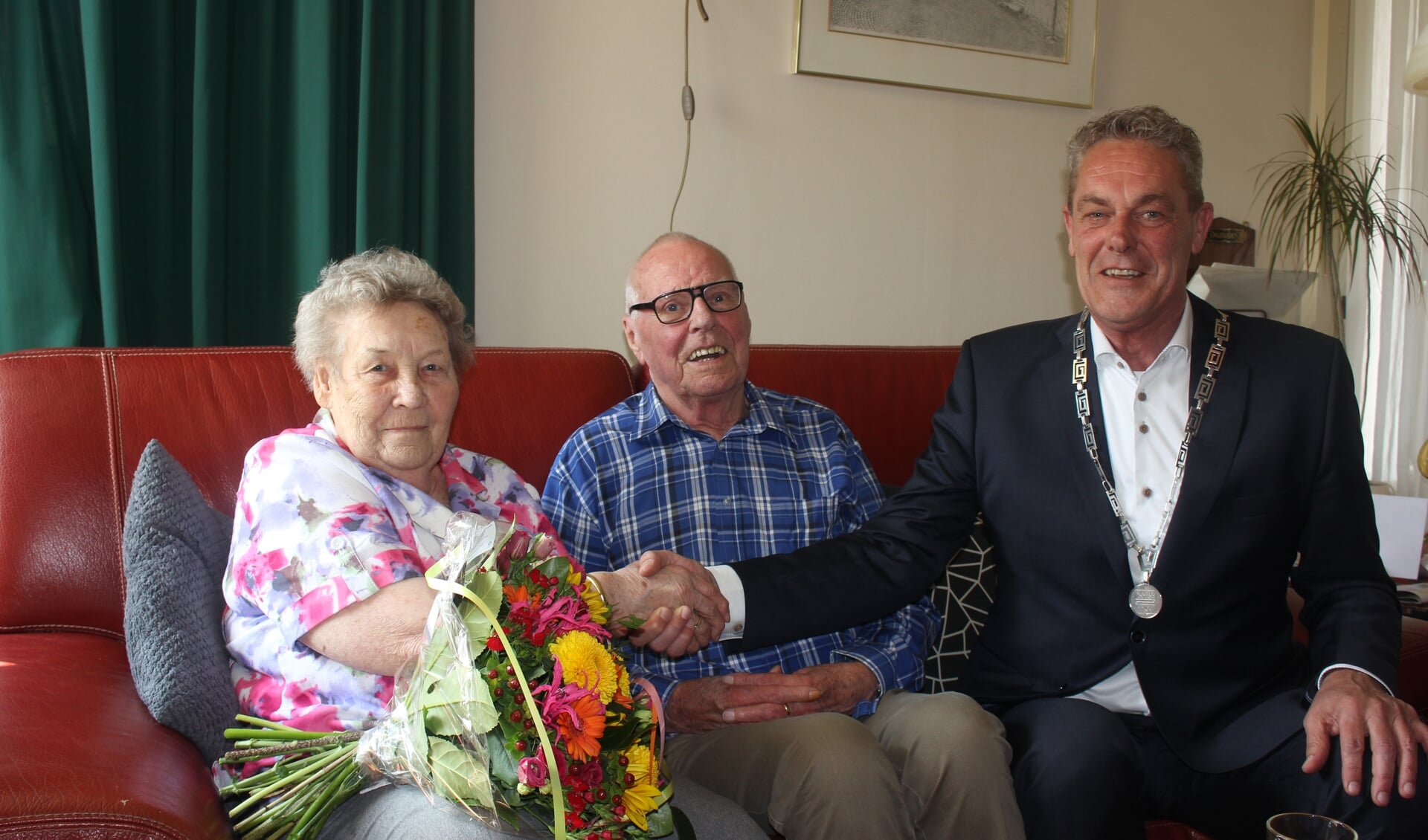Het echtpaar Elderbroek- van Essen met locoburgemeester Anne de Jong. | Foto: Annemiek Cornelissen