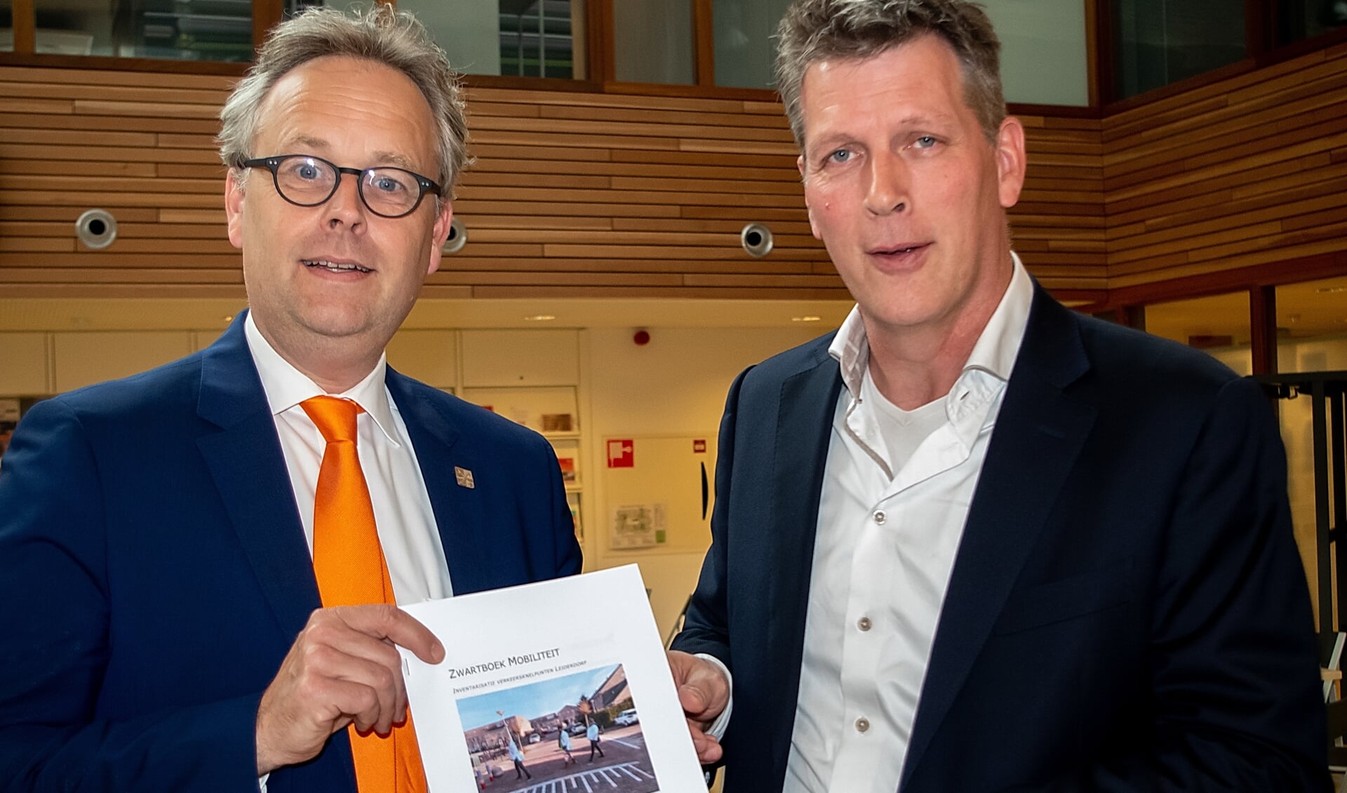 D66 fractievoorzitter Jeroen Hendriks (r.) overhandigt het zwartboek aan verkeerswethouder Willem Joosten.
