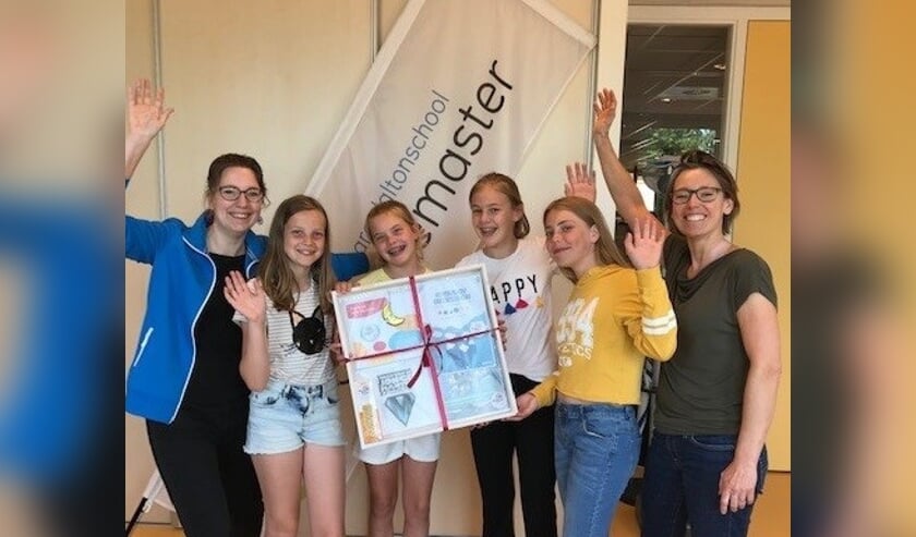 Het eerste scholenpakket over jonge mantelzorgers werd uitgereikt op De Tweemaster in Lisse.