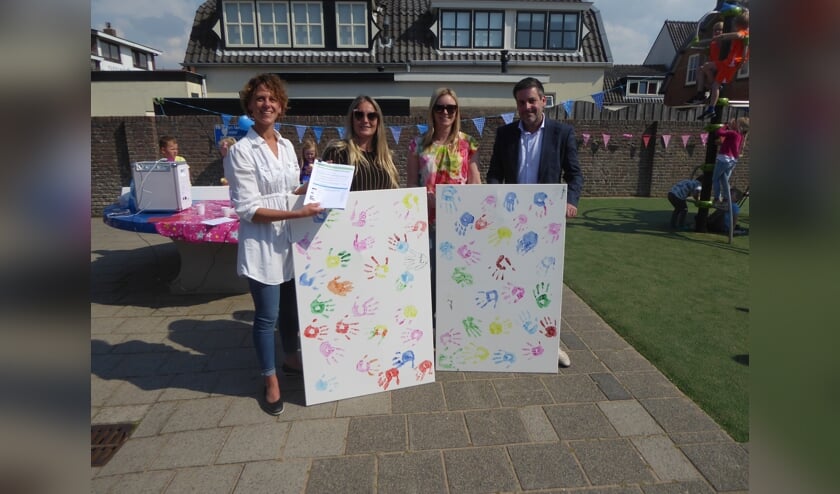 Els van der Steen, twee ouders die de kinder handtekeningen tonen en rechts Dennis Salman. | Foto: Ina Verblaauw