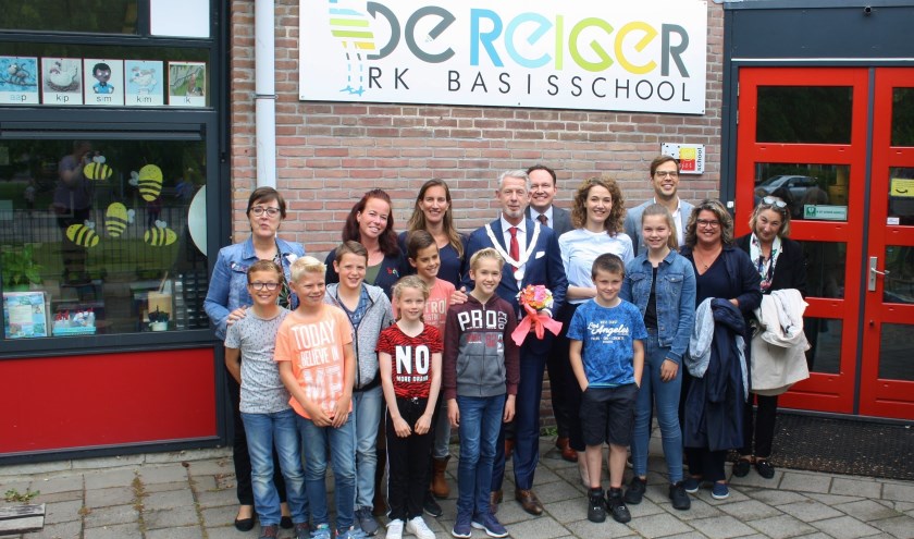 De leerlingen van de leerlingenraad op de foto met de burgemeester en wethouders van de gemeente Haarlemmermeer. | Foto: pr.