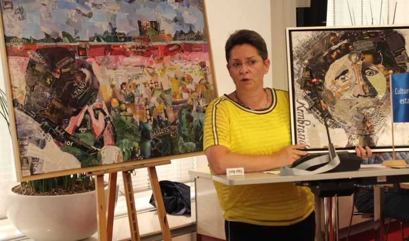 Lisette Hogewoning met achter haar één van haar collages. | Foto: Nico Kuyt.