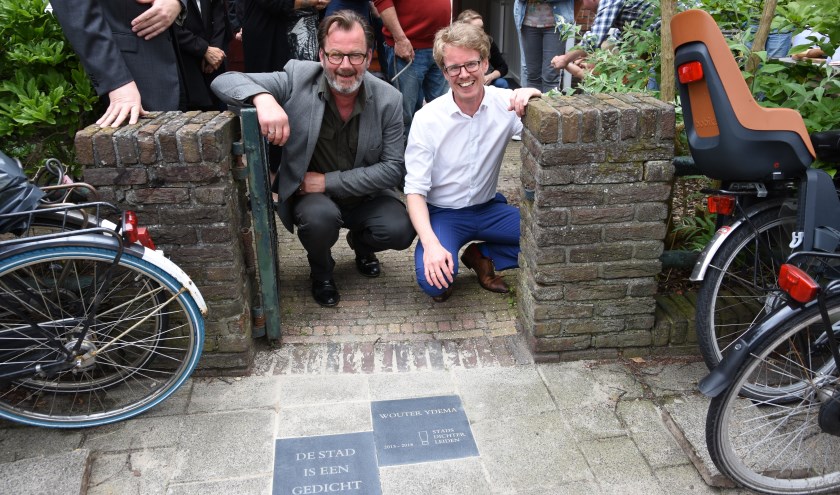 Voormalig stadsdichter Wouter Ydema (rechts) en Walter Peijpe. | Foto: Emile van Aelst