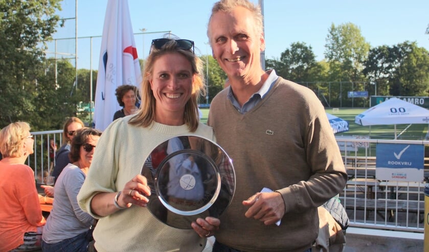 Judith van Haersma Buma werd als vrijwilliger van het jaar bij LOHC in het zonnetje gezet.