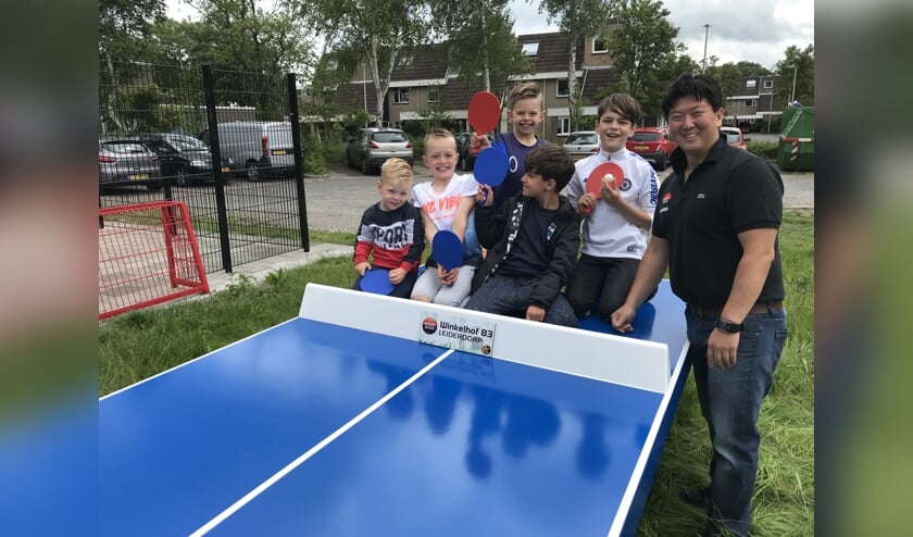 De bewoners van de Karolusgulden zijn blij met de fonkelnieuwe tafeltennistafel.