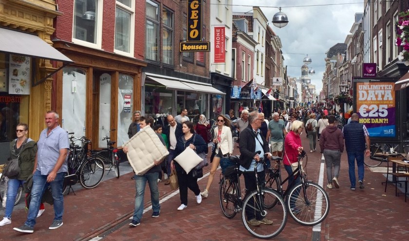Drukte op de Haarlemmerstraat. | Foto: archief, Eric Hoenson