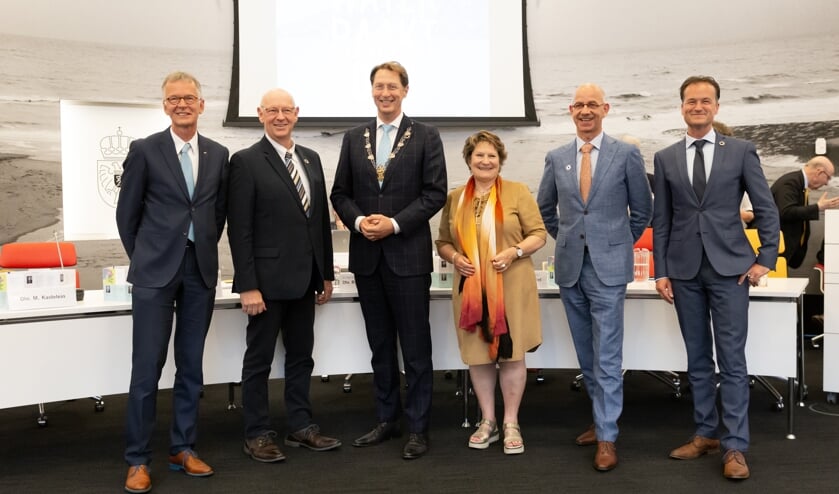 Dijkgraaf Rogier van der Sande (3e van links) met v.l.n.r. de hoogheemraden Marco Kastelein, Sjaak Langeslag, Ineke van Steensel, Waldo von Faber en Jeroen Haan.