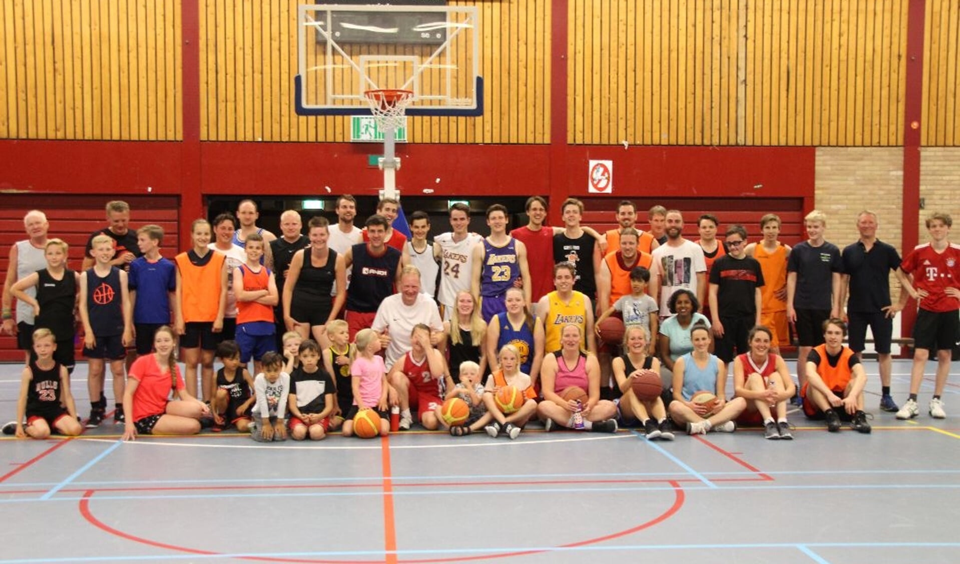 Deelnemers FritsKleinhuis tpernooi. Links met lichte haren Frits Kleinhuis. | Foto: pr The Jump.