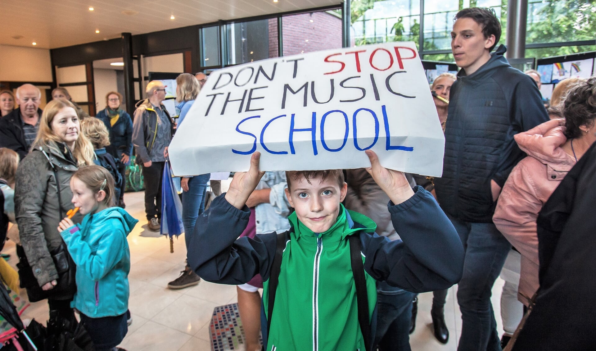 Protest tegen de voorgestelde sluiting van de Muziekschool met muziek en woorden. | Foto: Adrie van Duijvenvoorde