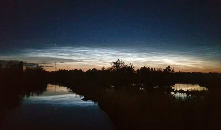Lichtende nachtwolken boven de polders van Poelgeest.