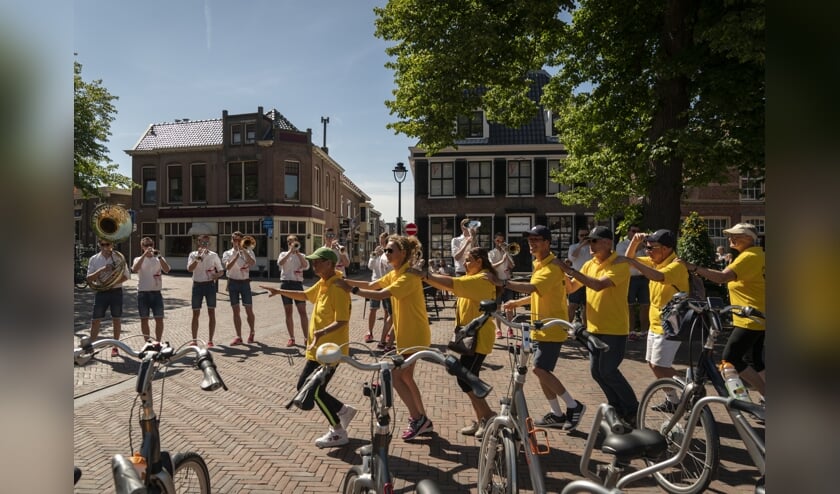 De Feesttoeters uit Sassenheim zorgden voor een gezellig stukje muziek. Tijd voor polonaise! | Foto: Sylvia Duits