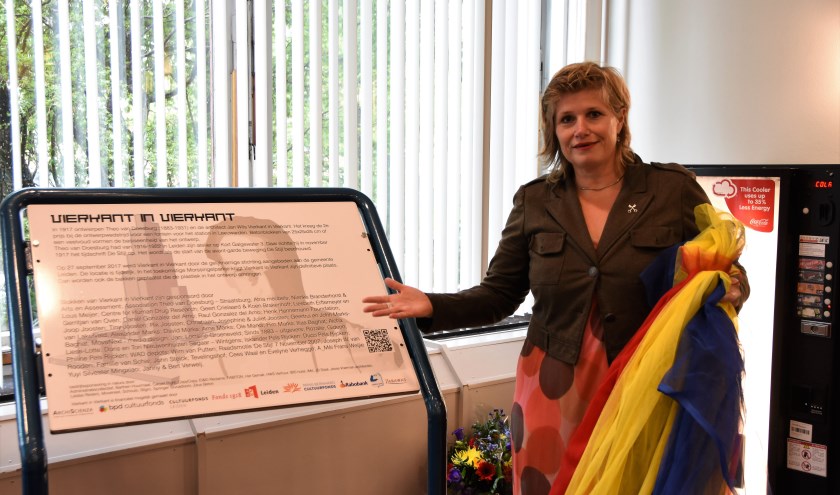 Wethouder Yvonne van Delft bij het infobord. | Foto: Emile van Aelst