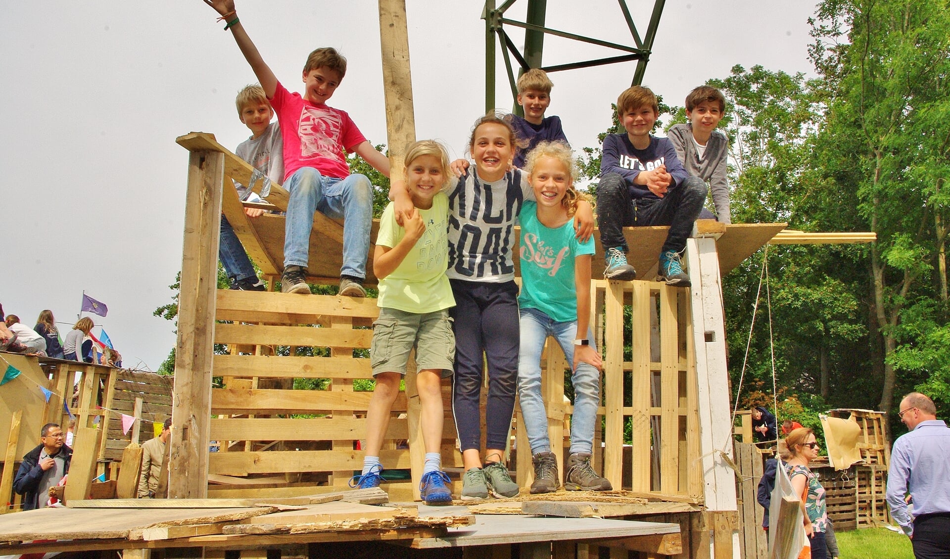 Een weekend lang werd er getimmerd aan de Mariahoevelaan. | Foto Willemien Timmers