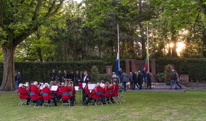 Op 4 mei dit jaar speelde Crescendo, zoals ieder jaar, tijdens de herdenkingsbijeenkomst. | Foto: archief, Remco Out