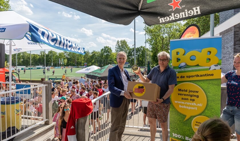 Nieuwenhuis overhandigde campagnepakket, een doos vol Bob-artikelen, om de start van het project te bekrachtigen.