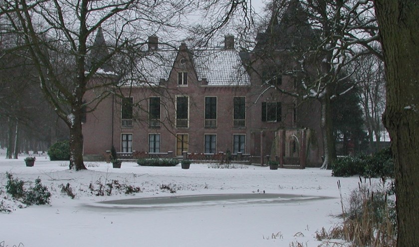 De vijver in het gazon is van vóór 1818, aangelegd voor noodzakelijk bluswater.