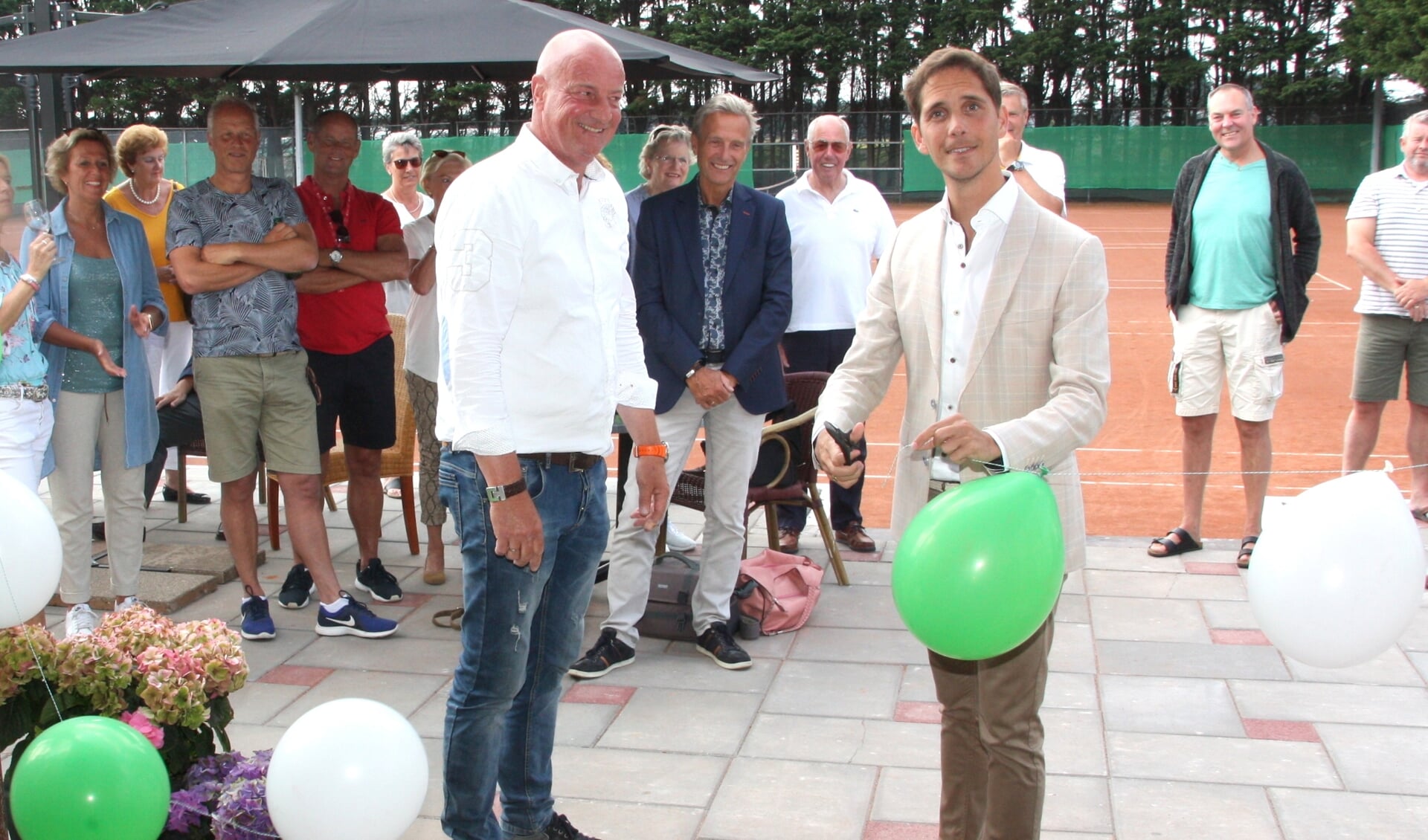 Roberto ter Hark opent samen met voorzitter Edwin Berkhout de clubaccommodatie bij Jonkers. | Foto: WS