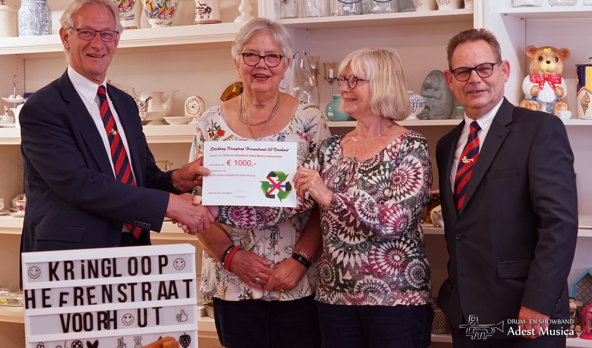 Wim van Vliet, voorzitter Adest Musica, en Arthur Volten, voorzitter Jeugdafdeling, ontvangen een donatie van Stichting Kringloop Voorhout. | Foto: PR Adest Musica, Esther Lemmers.