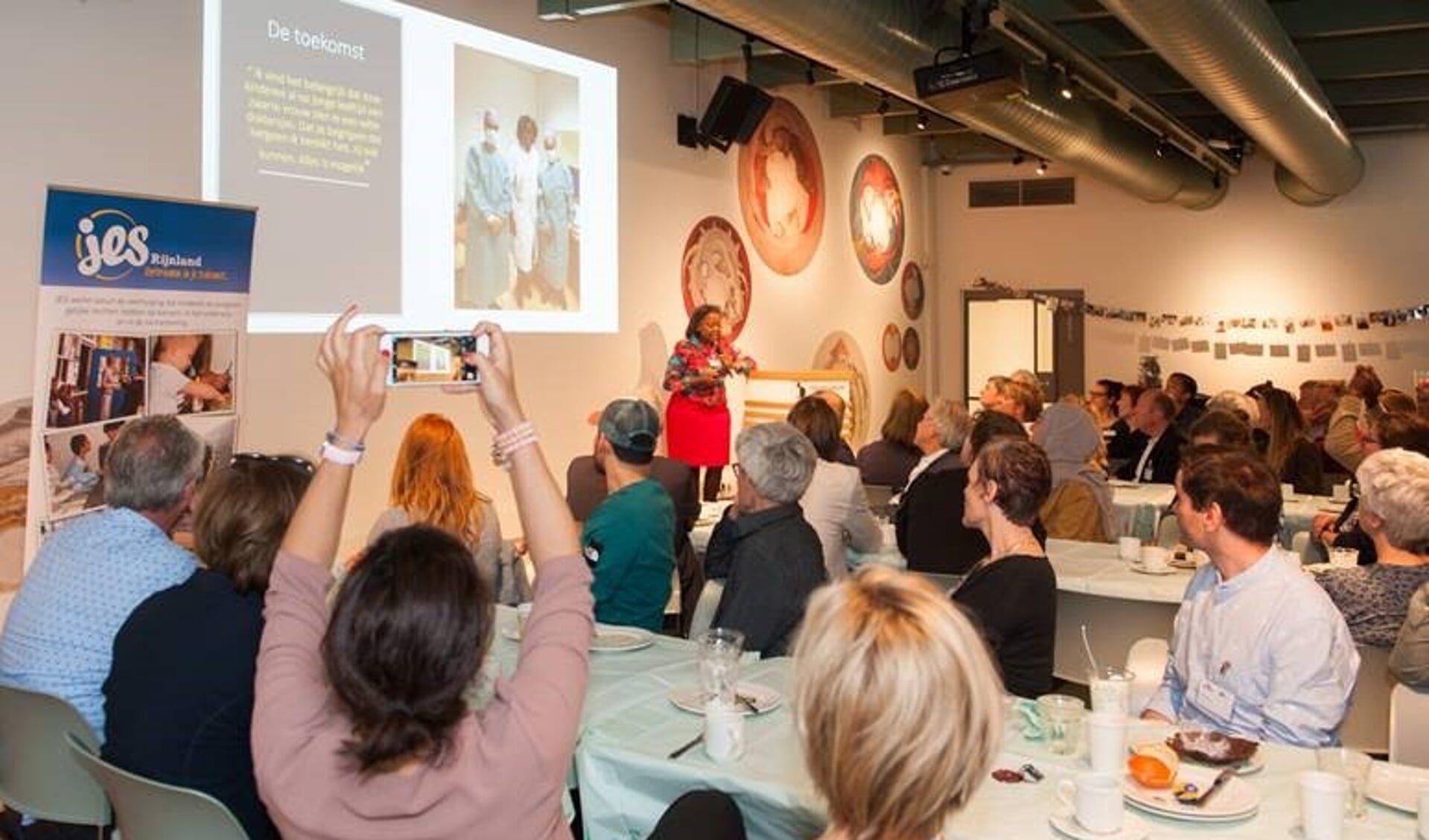Op de foto: WeekendKlas-gastspreker dr. Hariette Verwey spreekt de volle zaal toe over het hart tijdens het WeekendKlas en Zomerschool ontbijt. | Foto: Eelkje Colmjon.