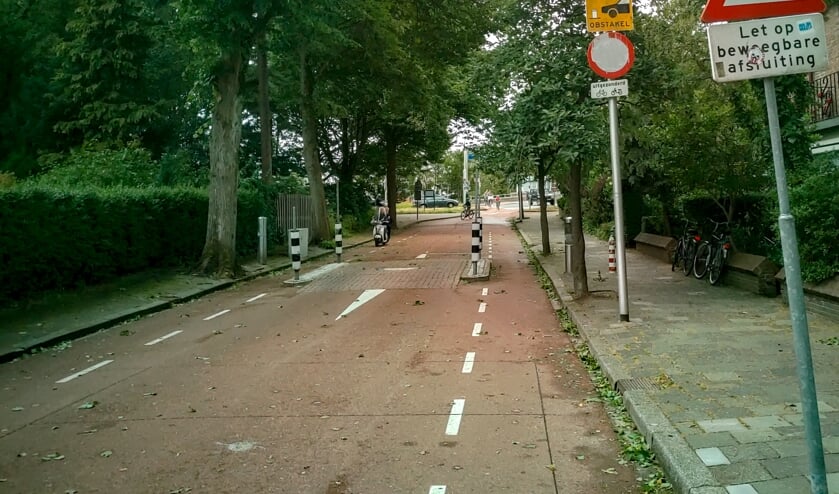 Hoewel er een duidelijk bord 'verboden in te rijden' staat, gebruiken automobilisten regelmatig de sluiproute via de Splinterlaan om Leiderdorp in en uit te komen.