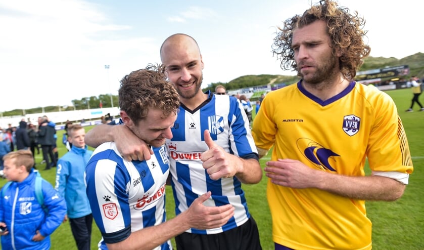 Een zichtbaar teleurgestelde Jordy Zwart feliciteert Dennis Kaars en Raymond Baten. | Foto: OP, Wim Wobbes.