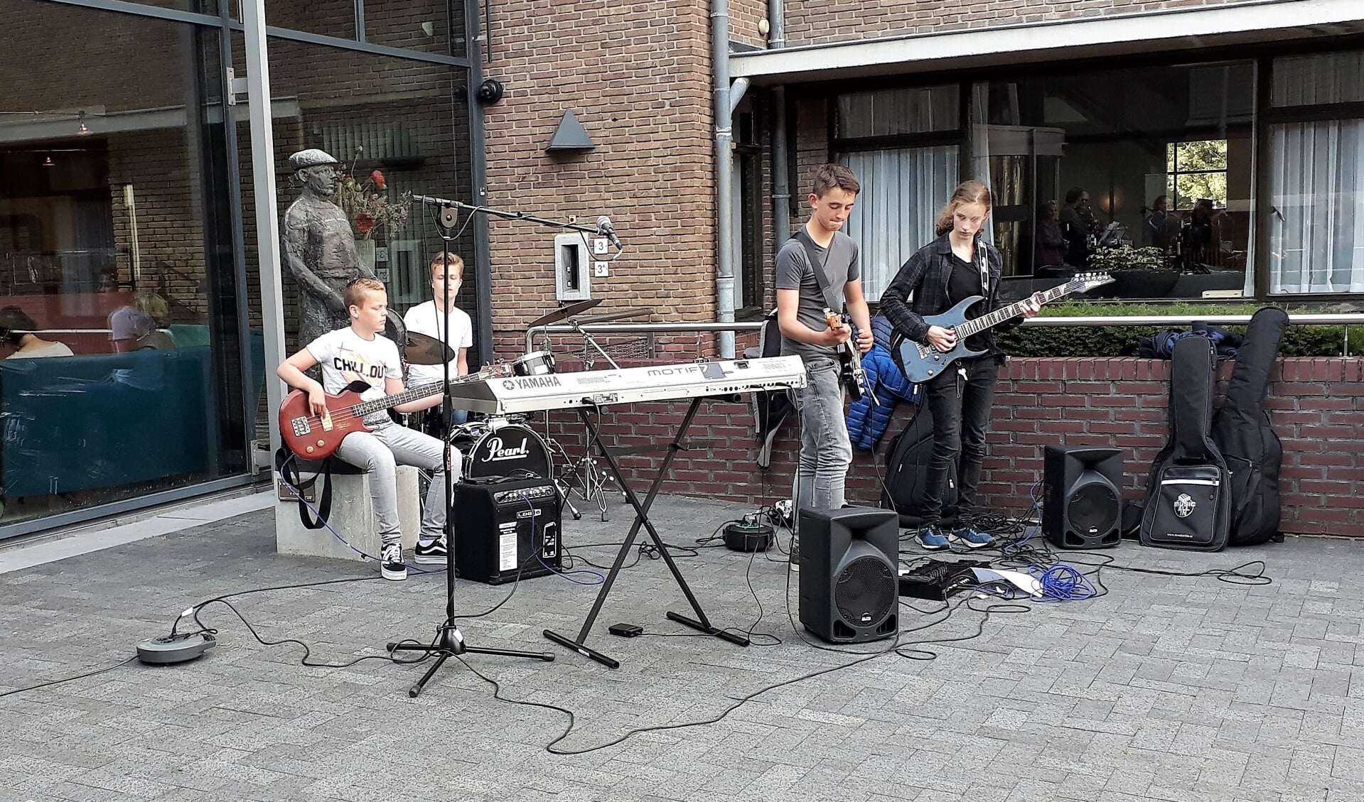 De Muziekschool liet gisteren zowel buiten als binnen het gemeentehuis van zich horen. | Foto: SKvD