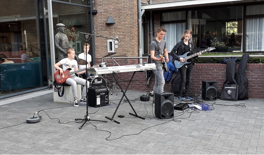 De Muziekschool liet gisteren zowel buiten als binnen het gemeentehuis van zich horen. | Foto: SKvD