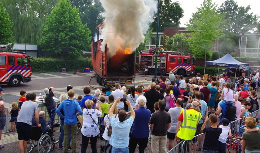 De demonstratie met de ´flash-over´- container trok veel bekijks. | Foto Willemien Timmers