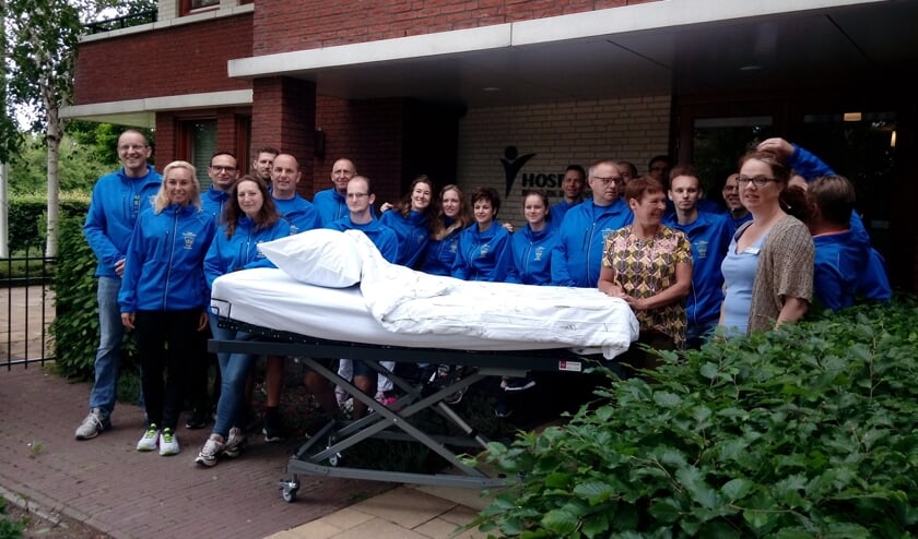 Bij het hospice is het koppelbed overhandigd aan medewerkers. | Foto: pr