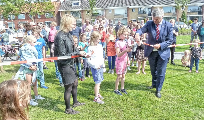Wethouder Van der Laan, Annalisa Valk, Laurene Wouters en wethouder Van der Zwet bij de opening.