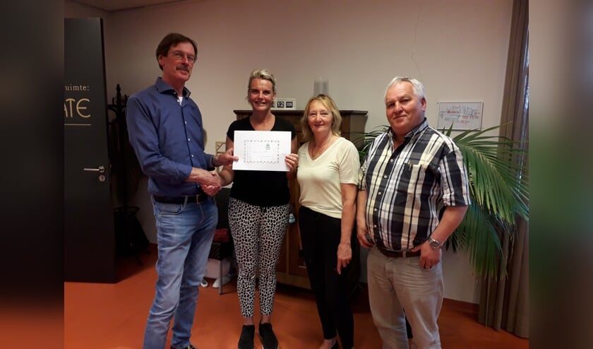 Penningmeester Jan Nijgh, Ria van de Kooy en voorzitter Peter Tolk werden verwelkomd door Betty Haasnoot, teamleidster van deze instelling.