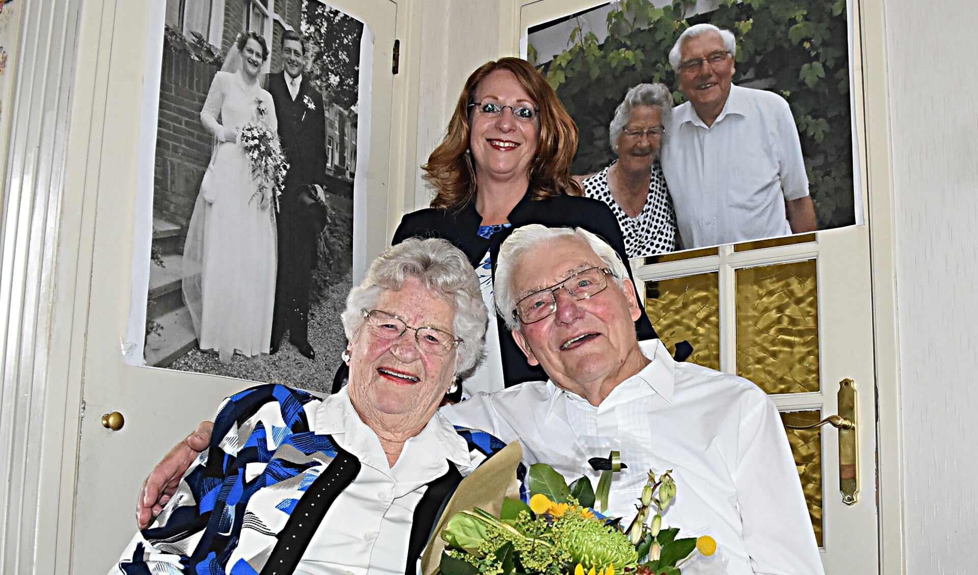 Burgemeester Carla Breuer feliciteert Roos en Koos Hoogervorst met hun 65-jarig huwelijk. | Foto: Piet van Kampen
