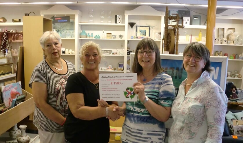 Kringloop Herenstraat 63 schonk een cheque waarmee een container gekocht kan worden. | Foto: PR