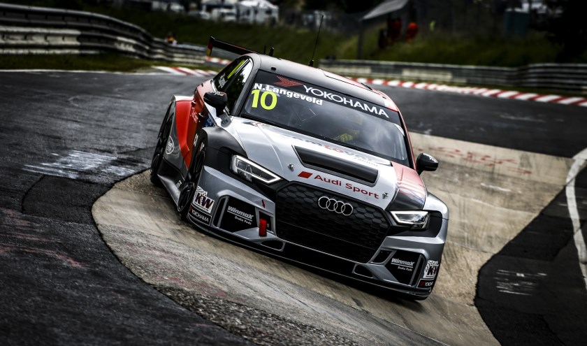 Niels Langeveld in actie op de Nürburgring.