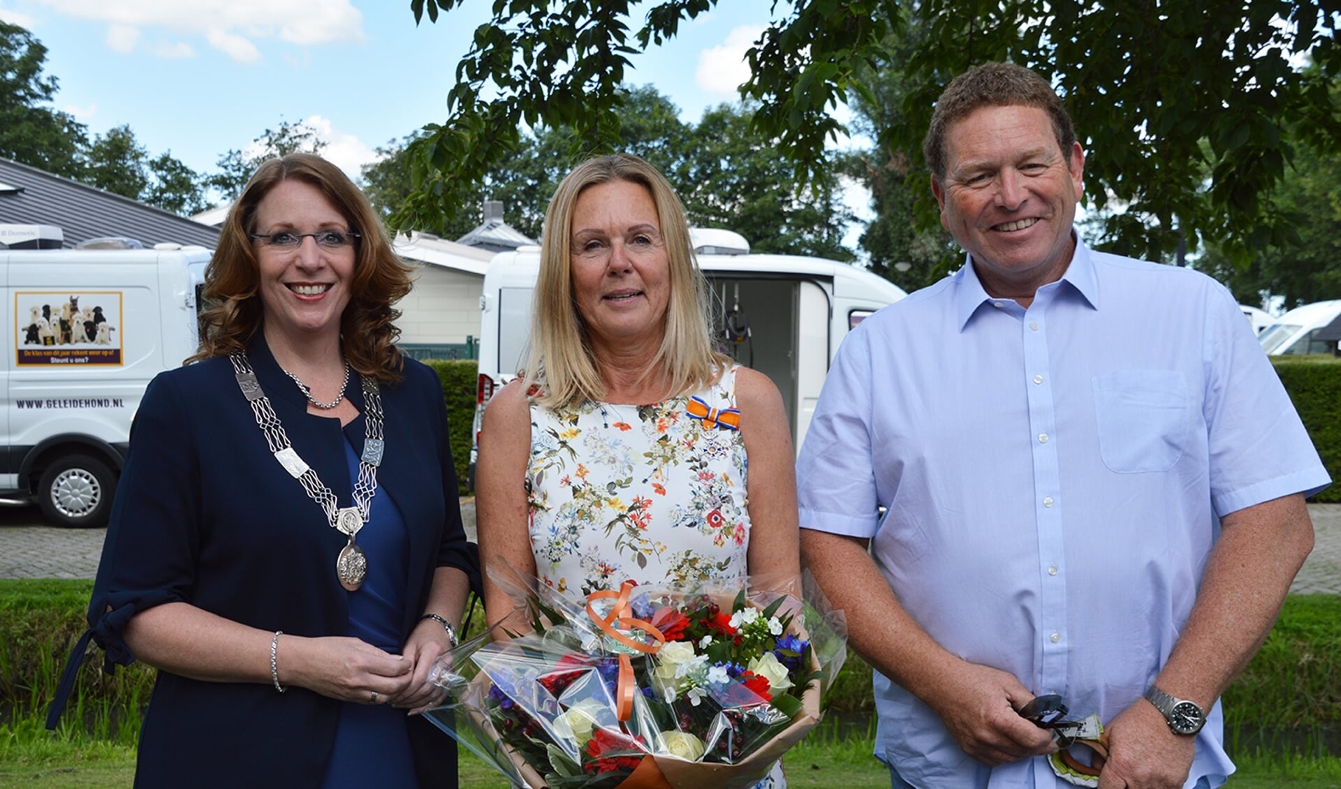 Burgemeester Carla Breuer verrast Annemarie van den Brink met een lintje. Ook man Gilbert is trots. | Foto: pr.