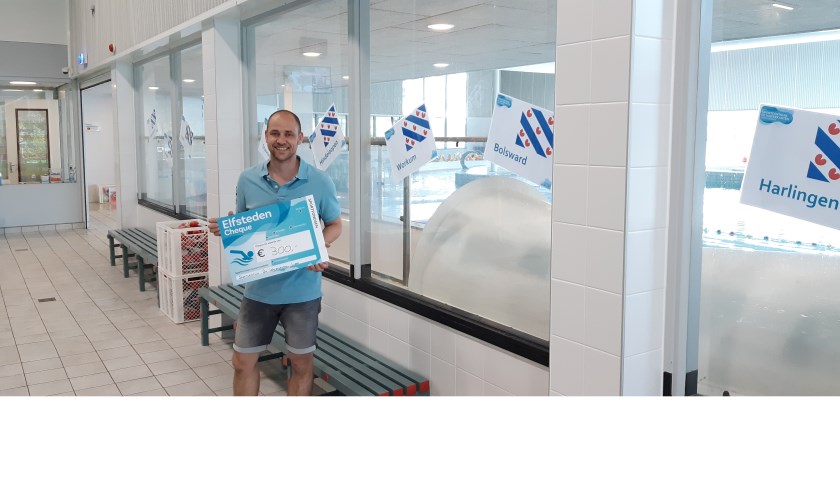 Zwemmers bij Sportcentrum De Waterkanten sponsorden de Maarten van der Weijden Foundation.