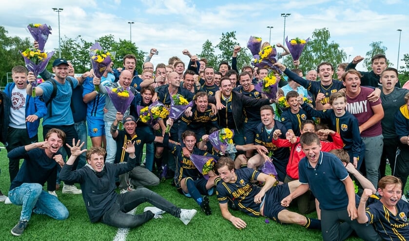 FC Oegstgeest viert de promotie.